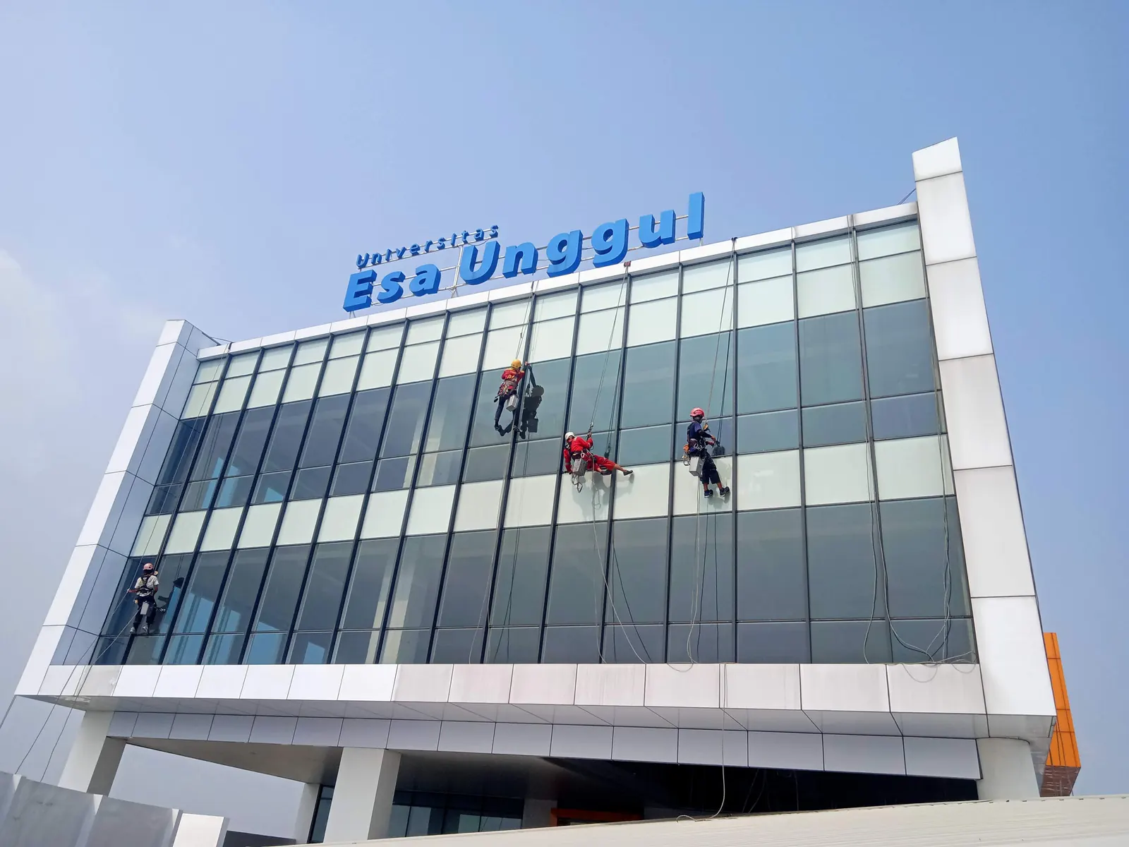 Tampak gedung Esa Unggul