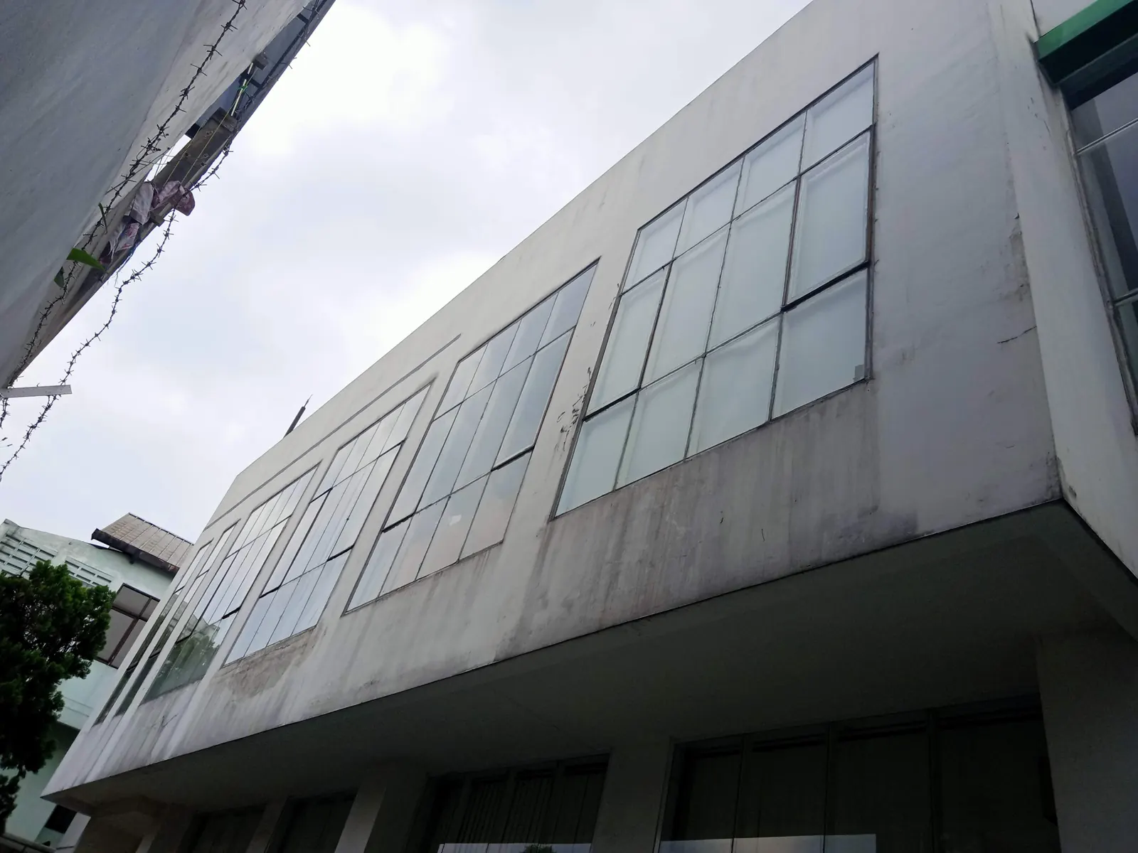Teknisi bekerja di fasad gedung Permata Bank