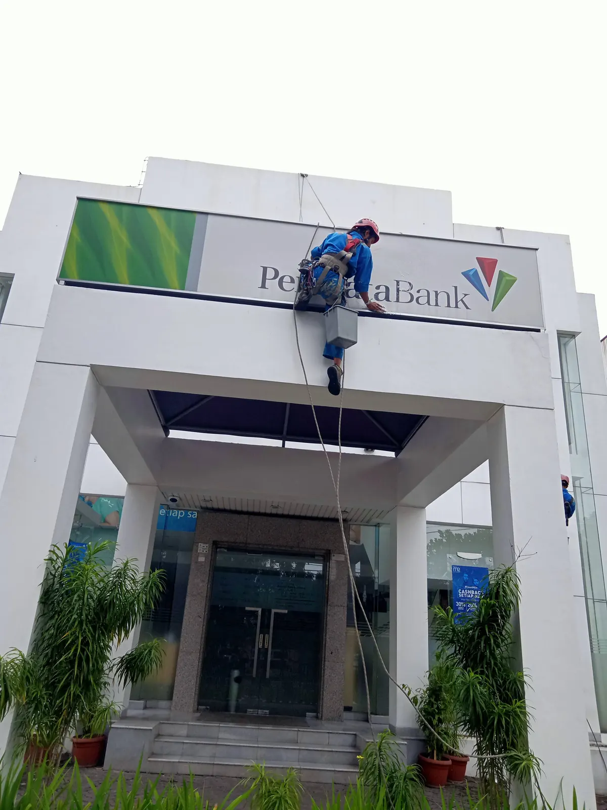 Tim rope access pada fasad Permata Bank