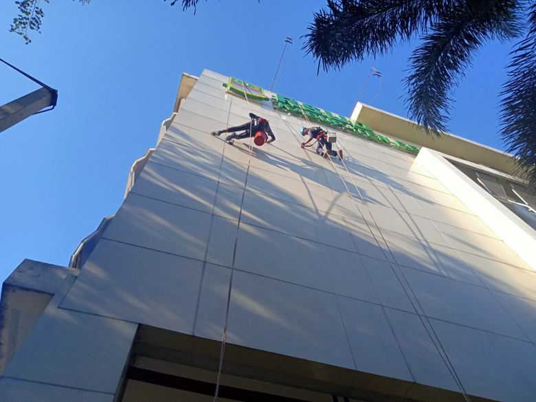 Pekerja rope access di fasad RSUD Bekasi